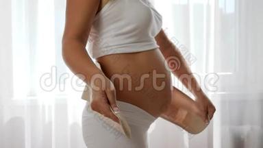 <strong>孕妇</strong>在产前或产后舒适的情况下穿可调节的支架，特写<strong>孕妇</strong>收紧绷带
